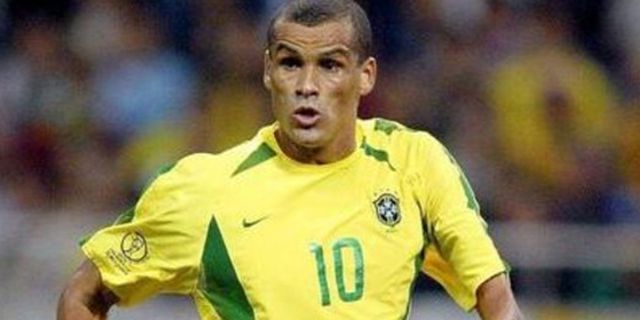 Bermain Satu Tim Dengan Sang Anak, Rivaldo Catat Sejarah