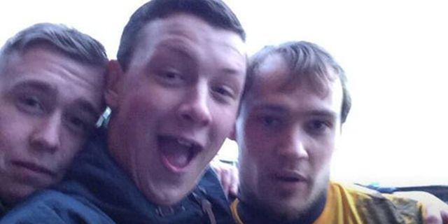 Nganggur, Kiper Ini Foto Selfie Bareng Fans Lawan di Tengah Laga Nganggur, Kiper Ini Foto Selfie Bareng Fans Lawan di Tengah Laga