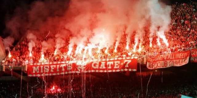 Ultras Olympiakos Pamer Banner Curian Dari Fans MU