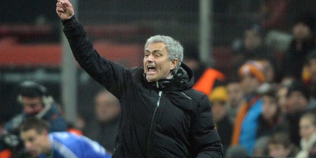 Mourinho Minta Fans Chelsea Tiru Fans Galatasaray