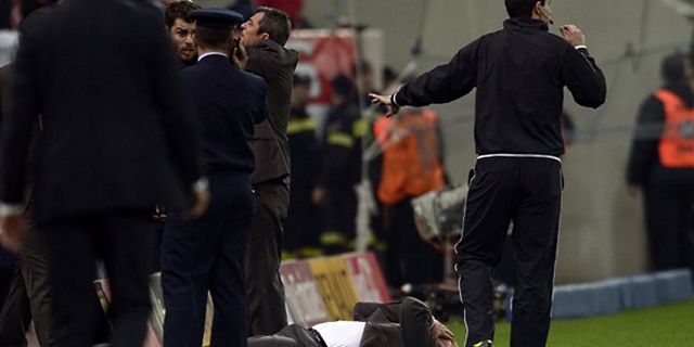 Lemparan Gelas Softdrink Fans Olympiakos Hajar Wajah Pelatih Panathinaikos Lemparan Gelas Softdrink Fans Olympiakos Hajar Wajah Pelatih Panathinaikos
