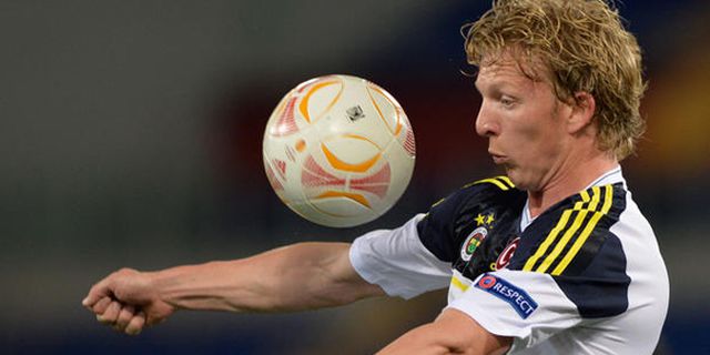 Video: Injakan Brutal Terhadap Selangkangan Dirk Kuyt Lolos Dari Hukuman