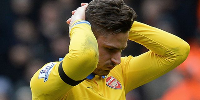 Hughes: Cengeng, Giroud Malah Persulit Arsenal Hughes: Cengeng, Giroud Malah Persulit Arsenal