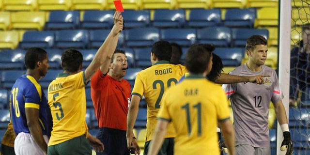 Video: Tendang Perut Lawan, Kiper Timnas Australia Dikartu Merah