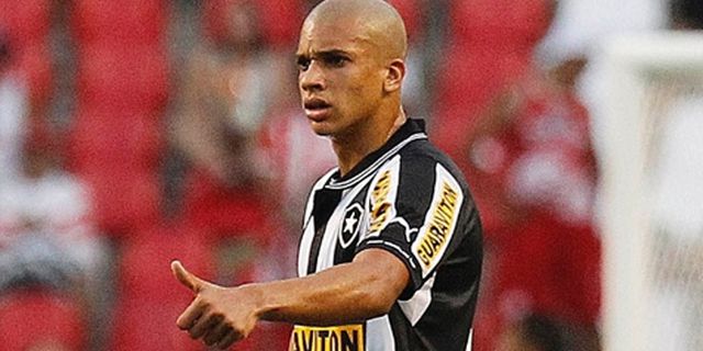 Benahi Pertahanan Milan, Seedorf Bidik Eks Rekannya di Botafogo Benahi Pertahanan Milan, Seedorf Bidik Eks Rekannya di Botafogo