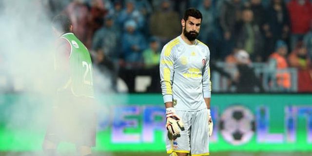 Kiper Fenerbahce Tampilkan 'Trik Menghilang' di Tengah Laga!