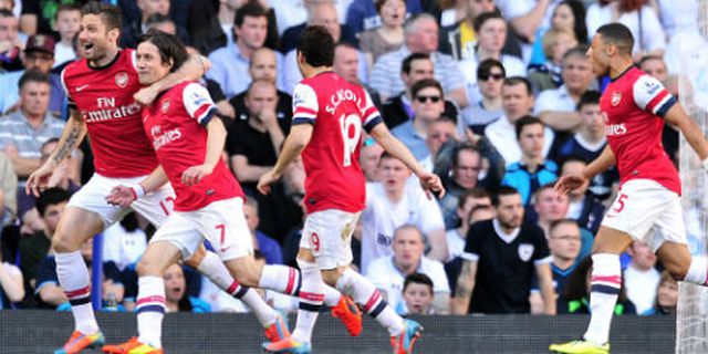 Berlatar Belakang Fans Spurs, Penggawa Arsenal Berfoto Selfie Berlatar Belakang Fans Spurs, Penggawa Arsenal Berfoto Selfie