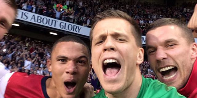 Foto Selfie di Atas Lapangan, Szczesny Diejek Richards