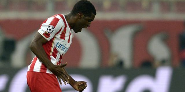 Campbell Percaya Sedikit Lagi Olympiakos Tendang MU