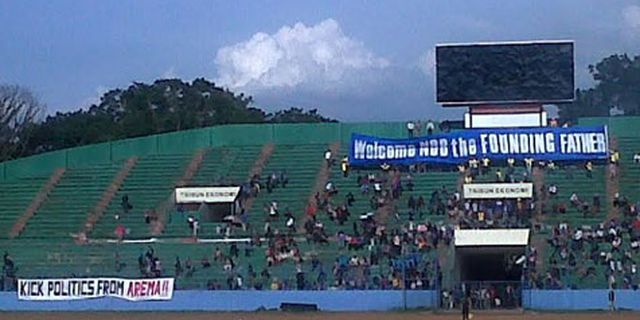 Flare dan Spanduk Sambut Nirwan Bakrie di Gajayana