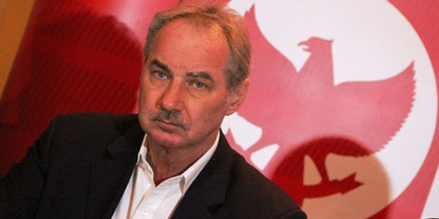 Batal Hadapi Elche, Ini Komentar Alfred Riedl