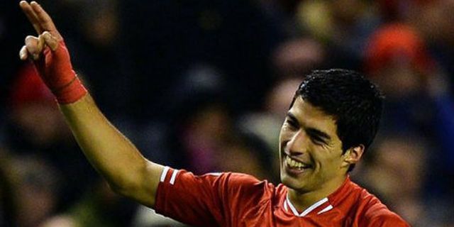 Sedang di Jalan, Suarez Sempatkan Main Bola Dengan Bocah Difabel