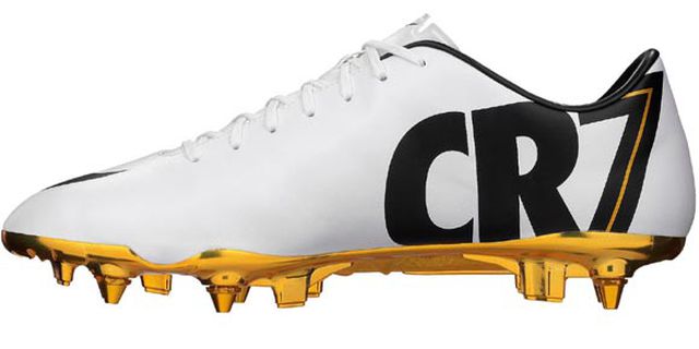 Sepatu Emas Spesial Untuk Cristiano Ronaldo Sepatu Emas Spesial Untuk Cristiano Ronaldo