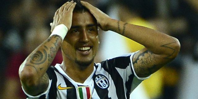 Vidal Ternyata Alami Cedera Lutut