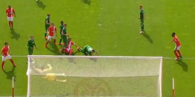 Striker Ini Cetak Gol Bunuh Diri Indah