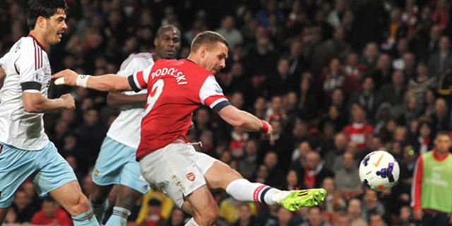 Review: Brace Podolski Kembalikan Arsenal ke Empat Besar