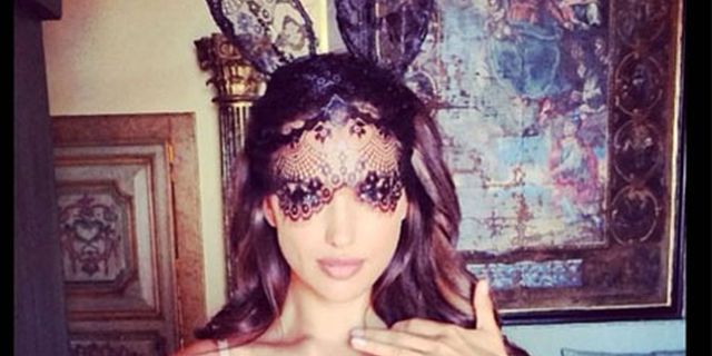 Pose Seksi Spesial Irina Shayk Semarakkan Paskah 