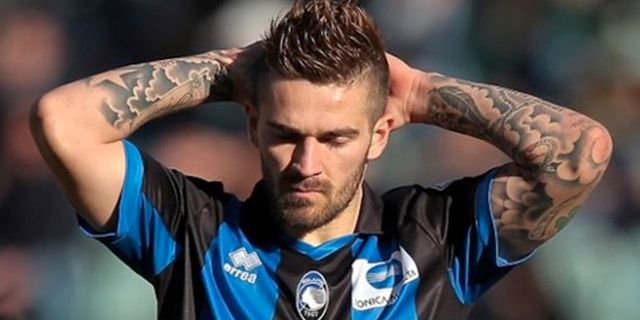 Sang Ibu Dihina, Striker Atalanta Mengumpat Pada Tifosi