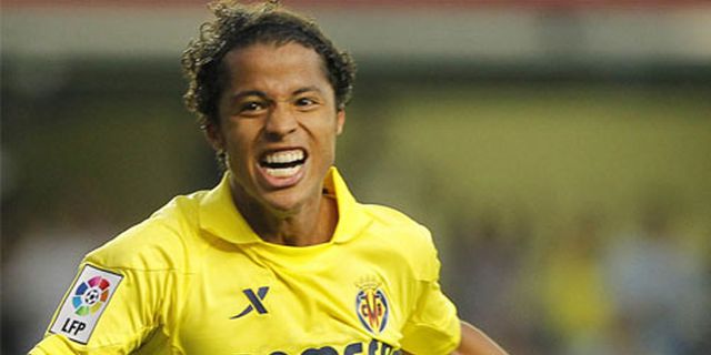 Dos Santos Sebut Pertahanan Barca Keropos