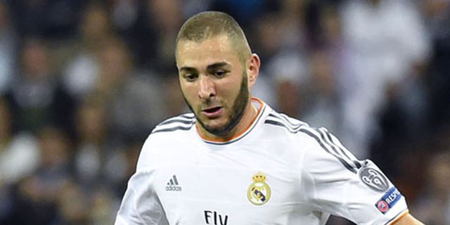 Benzema Acungkan Jempol untuk Taktik Ancelotti Benzema Acungkan Jempol untuk Taktik Ancelotti