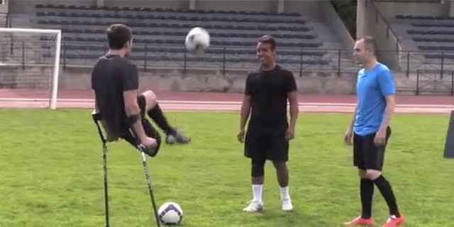 Iniesta Adu Skill dengan Maestro Sepakbola Difabel Iniesta Adu Skill dengan Maestro Sepakbola Difabel