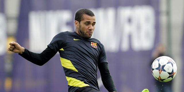 Alves Diperlakukan Rasis, Barca Membela