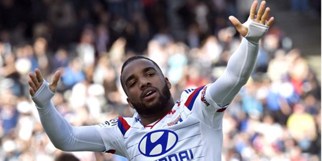 Lacazette Tergoda Rayuan Arsenal dan Liverpool