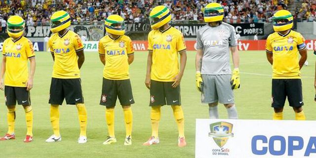 Mengenang Ayrton Senna, Corinthians Masuki Lapangan Dengan Helm Balap Mengenang Ayrton Senna, Corinthians Masuki Lapangan Dengan Helm Balap