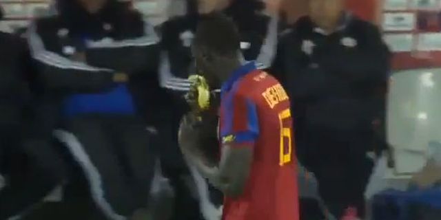 Tiru Aksi Makan Pisang Alves, Pemain Senegal Malah Dikartu