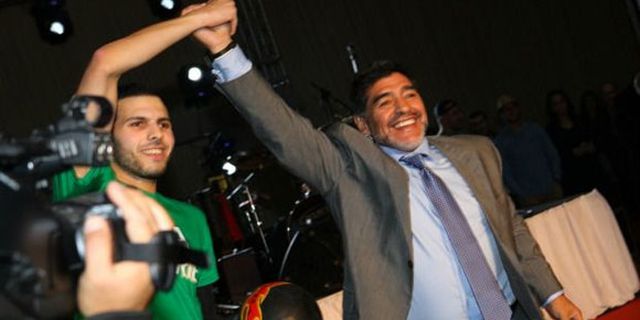 Maradona Pamer Skill di Hadapan Pemegang Rekor Freestyle Maradona Pamer Skill di Hadapan Pemegang Rekor Freestyle