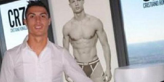 Ronaldo Bagi-bagi Celana Dalam CR7 Bertanda Tangan 