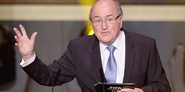 Blatter Usulkan Hukuman Degradasi Bagi Klub Rasis