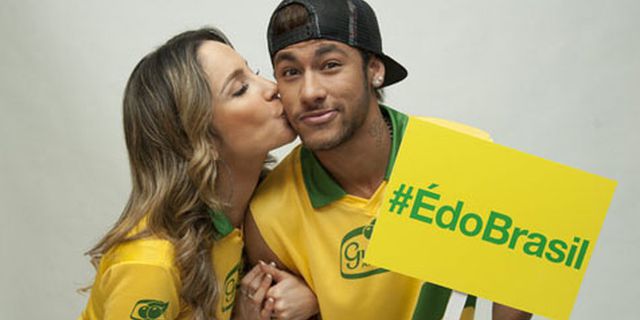 Bintangi Iklan, Neymar Mesra dengan Si Cantik Claudia 