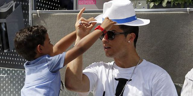 Ronaldo & Cristiano Jr Akrab Nonton Tenis Bareng 