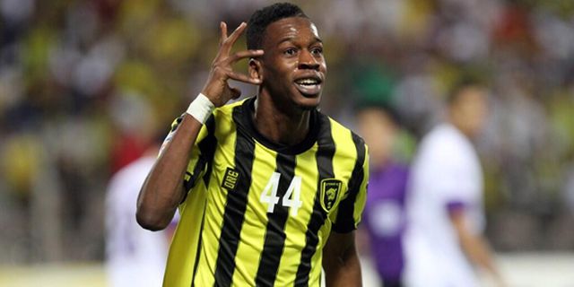 Sambil Tengkurap, Pemain Ini Cetak Gol Sundulan Unik