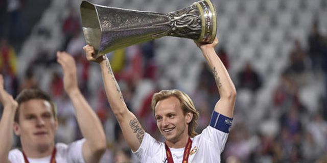 Sevilla Juara Liga Europa, Rakitic Berciuman Dengan Rekannya