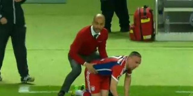 'Sentuhan ' Guardiola ke Ribery Hebohkan Dunia Maya