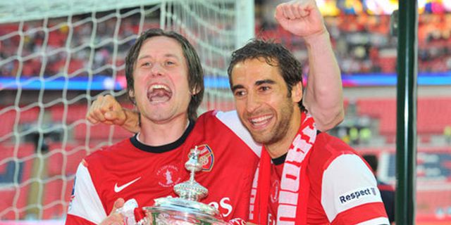 Rosicky Sambut Suka Cita Trofi Piala FA