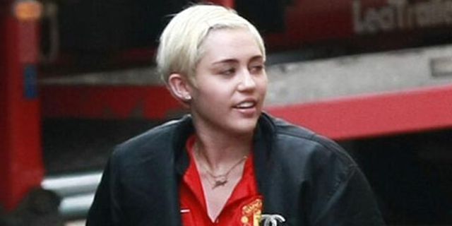 Miley Cyrus Kenakan Jersey MU, Klub Bangga, Fans Malu