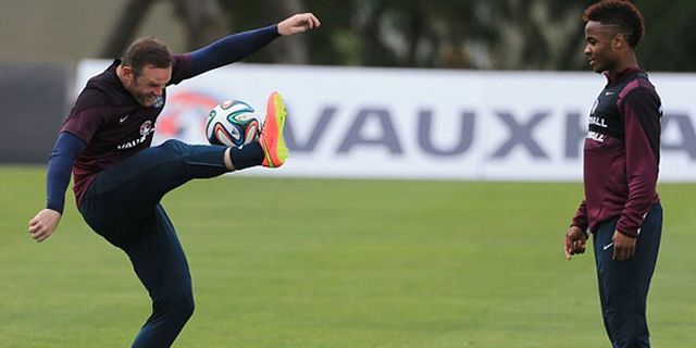 Rooney dan Sterling Adu Juggling di Sesi Latihan Inggris Rooney dan Sterling Adu Juggling di Sesi Latihan Inggris