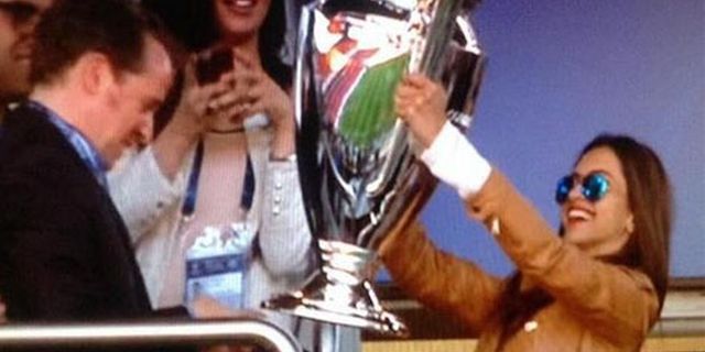 'Irina Shayk' Angkat Trofi Champions 'Irina Shayk' Angkat Trofi Champions