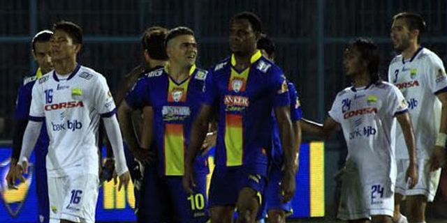 Arema dan Persib Kompak Ogah Salahkan Wasit Arema dan Persib Kompak Ogah Salahkan Wasit