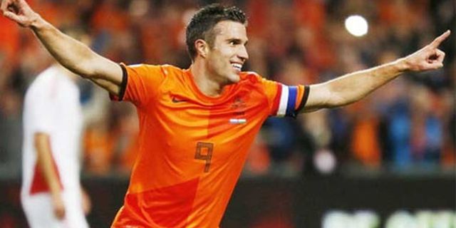 Van Persie Rela Menderita Demi Van Gaal 