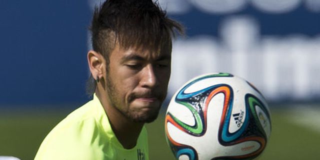 Pele: Brasil Tak Boleh Tekan Neymar Pele: Brasil Tak Boleh Tekan Neymar