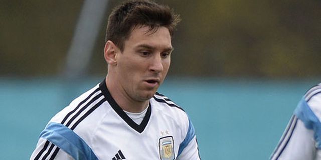 Ardiles Minta Messi Tak Dibandingkan Maradona 