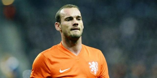 Aksi Kocak Sneijder Pelorotkan Celana Muntari di Lapangan