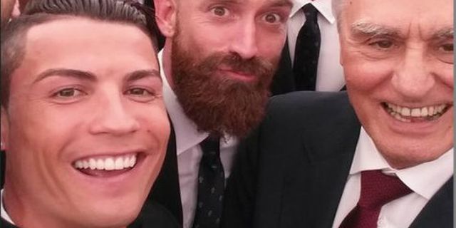Ronaldo Berpose Selfie Dengan Skuat Portugal Ronaldo Berpose Selfie Dengan Skuat Portugal