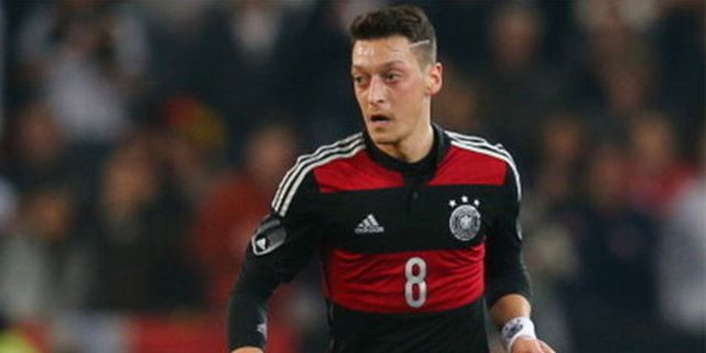 Ballack Anggap Kualitas Ozil Menurun di Arsenal 