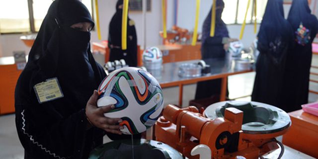 Mengintip Proses Pembuatan Brazuca, Bola Piala Dunia Bikinan Wanita Pakistan