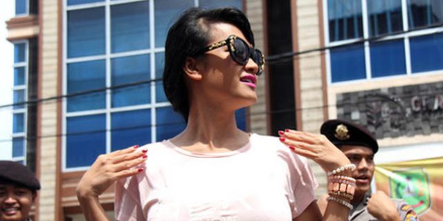 Julia Perez Sambut Fabio Cannavaro dkk Dengan Kecupan Julia Perez Sambut Fabio Cannavaro dkk Dengan Kecupan